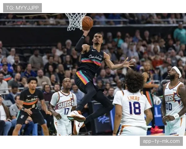 马刺121-94轻取太阳豪取七连胜,文班亚马26+9统治内线 马刺121-94轻取太阳豪取七连胜,文班亚马26+9统治内线